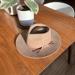 Lack of Color, 100% wool. Light beige/sat hat. Size M (57cm).